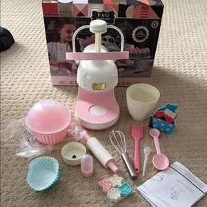 FAO Schwarz Cupcake Maker Set - Pink and White